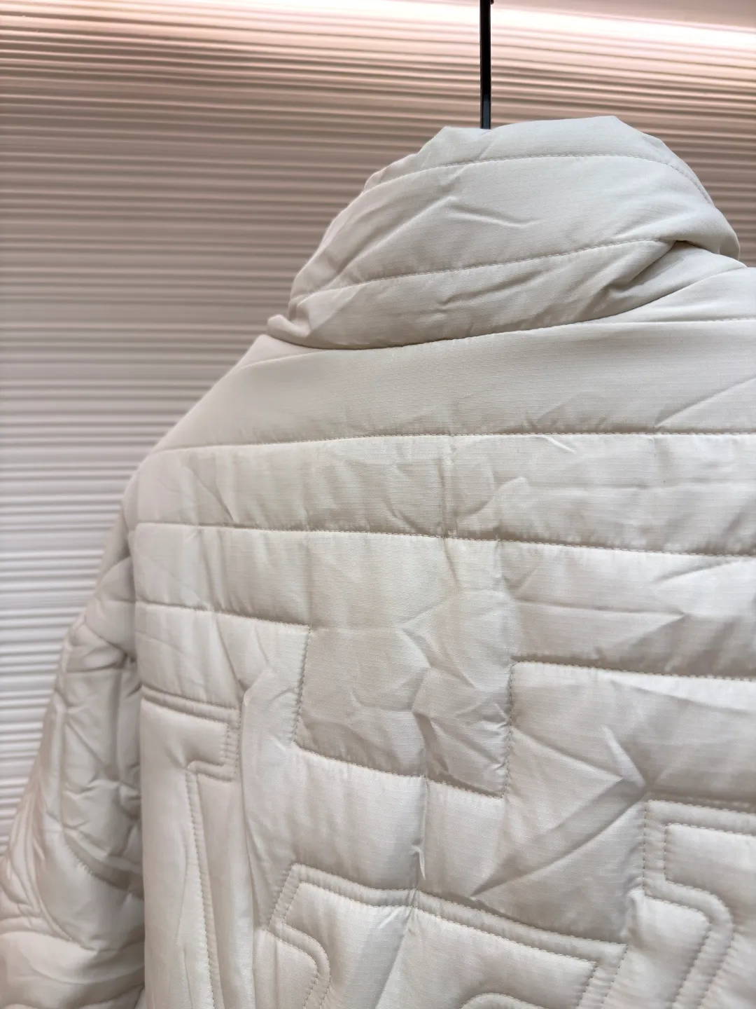 LOUIS VUITTON stand collar cotton jacket ●Original version: purchased and developed by 27775 ●Item number: 1681222-D15 ●Fabric: down fabric ●Technology: embroidery production ●Color: white ●Version: fitted version ●Weight: about 995 grams ●Size: S-M-L-XL ●Description: This diamond-shaped pattern is designed with gusseted cotton. It feels very comfortable. It is not only warm but also classy. The button-type opening and closing can highlight your temperament. The upper body is fashionable and versatile, suitable for various daily wear. It is one of the must-have items in winter. The overall wiring is straight and delicate, the fabric is comfortable and soft, and the color is consistent without color difference. It can be matched with the same style to create a fashionable look and control various occasions. Customized accessories, complete with three standards, same style for men and women!